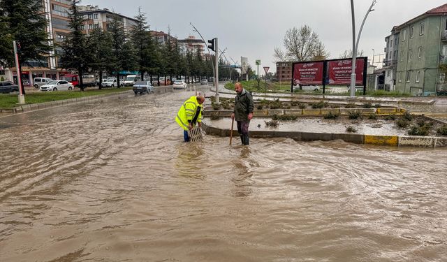 50 sefer Uşak Belediyesi'ne gittim tam 50 sefer! Uşak'ta bazı mahallelerde sel oldu!
