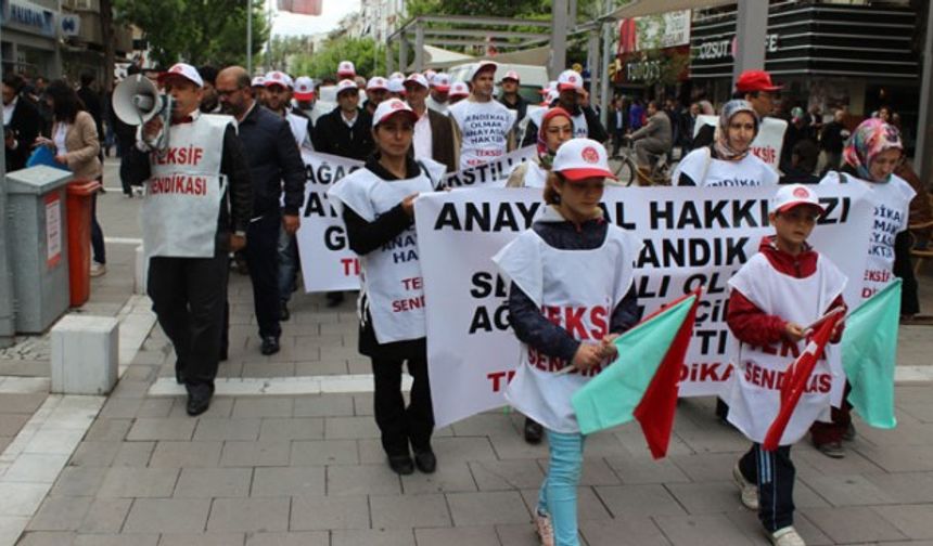 UŞAK'TA AĞAOĞLU TEKSTİL İŞÇİLERİ EYLEM YAPTI