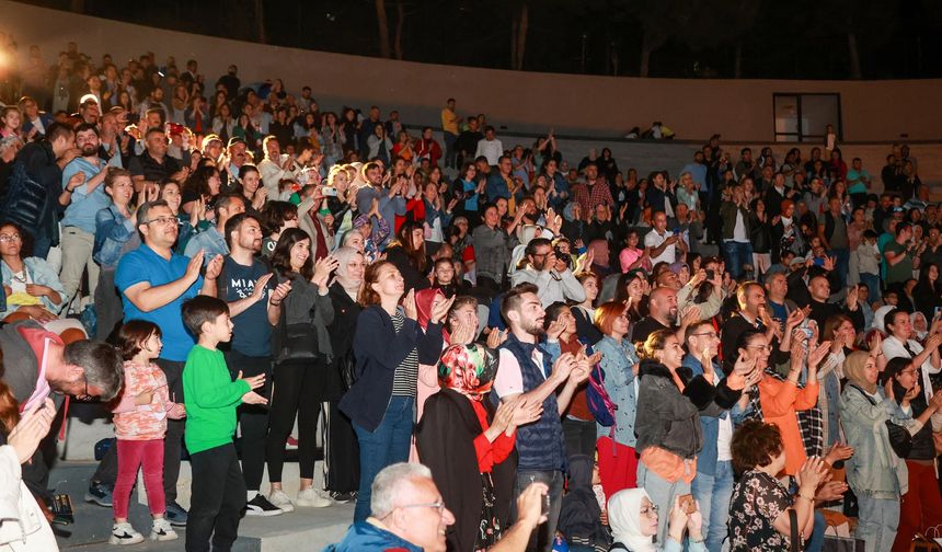 Uşak'ta öğretmenlerin halk oyunu gösterisi ayakta alkışlandı