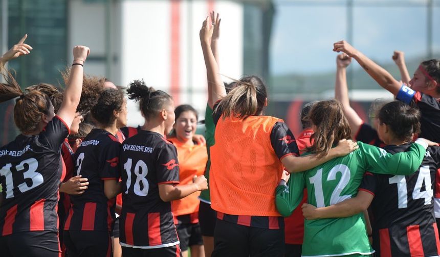 Uşak Belediyesi Kadın Futbol Takımı 2. Lig yolunda finalde