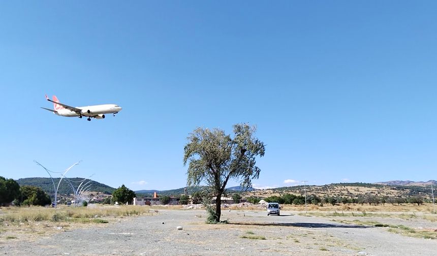 Uşak'ın kaderi ya egzoz dumanı ya da uçağın gürültüsü!