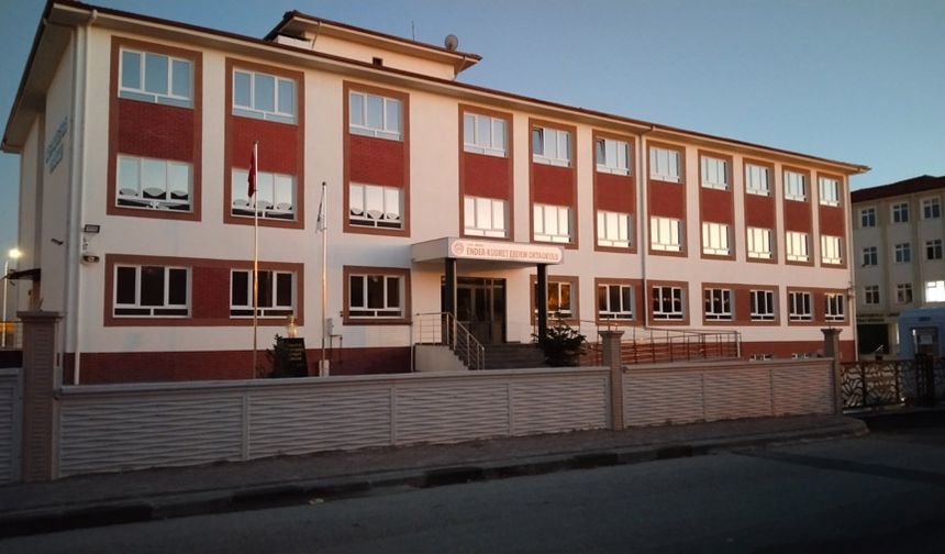 Uşak'ta doktoralı kadın okul müdürü 1 gün içinde jet hızıyla başka okula verildi!
