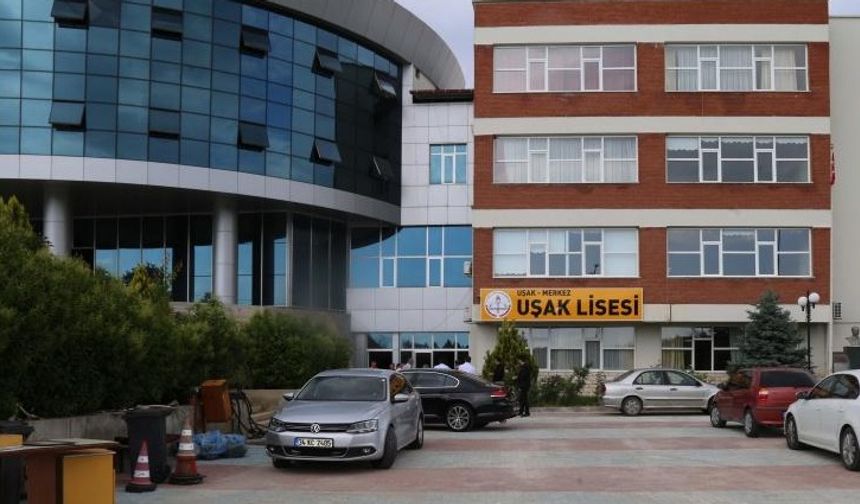 Cübbe giyen Uşak Lisesi Müdürüne tepki