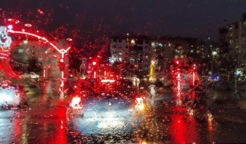 Uşak, Kütahya, Afyonkarahisar, Manisa ve Denizli'de yağış devam edecek ve sıcaklık düşecek!