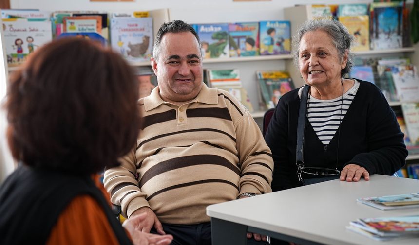 Karşıyaka Hoca Mitat Kütüphanesi'nde 95 kitap bitiren Mete Tuna Tuncay'ın engellilik oranı yüzde 80'den 50'ye düştü