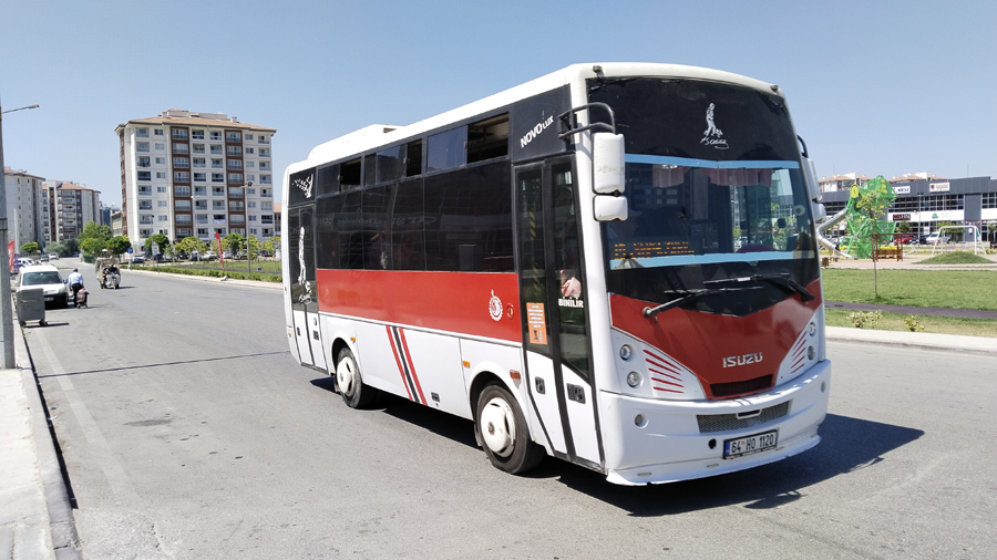 Uşak’ta ulaşım fiyatlarının yüksek olmasının sebeplerinden biri de 65 yaş üstü vatandaşların ücretsiz taşınması. Türkiye genelinde özel halk otobüsü işletmecileri, 65 yaş üstü vatandaşların ücretsiz taşınması uygulamasının kökten kaldırılmasını istiyor. Özel denetimli halk otobüsü sahipleri, Aile ve Sosyal Politikalar Bakanlığı’nın günlük yaklaşık 10 yolcunun taşıma bedelini ödediğini, fakat 65 yaş üstü en az 70 yolcunun taşındığını ifade ediyor. Uşak’ta otobüs işletmecisi olan  Ali Güngör, karşı kaldırıma geçmek için otobüse binip dolaşanlara dahi rastladığını belirterek, “1 duraktan 1 durağa ekmek almaya gidenler var ve bu iş suistimal ediliyor” dedi.
HABERİN DEVAMI İÇİN EKRANI KAYDIRIN