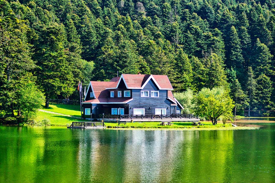 Bolu’dan Kartalkaya'ya, Trabzon’dan Rize’ye uzanan doğanın kucağında rotalar ile hayallerinizdeki tatili Enuygun.com’dan kolayca alabilirsiniz. İşte serinleten bir tatil deneyimi için gidebileceğiniz yerler…

 

Bolu – Abant 
Doğal güzellikleriyle ünlü olan Abant, yazın serin havası ve muhteşem gölüyle huzurlu ve sıcaklardan kurtulabileceğiniz bir kaçamak sunuyor. Abant’ta bungalovlar, doğa otelleri, göl manzaralı odalar ile eşsiz bir konaklama deneyimi de yaşayabilirsiniz.



Trabzon
Sessiz ve huzurlu bir doğa tatili arayanlar için Uzungöl, Karadeniz’in gözde rotalarından biri. Yemyeşil doğası, serin havası ve şelaleleriyle ünlü Uzungöl’de yer alan butik oteller, size kendinizi doğanın kucağında hissettirecek.
İŞTE TATİL NOKTALARI DEVAMI İÇİN EKRANI KAYDIRIN